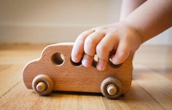 Comment les jouets en bois aident-ils à développer les compétences sociales et émotionnelles de l’enfant ?